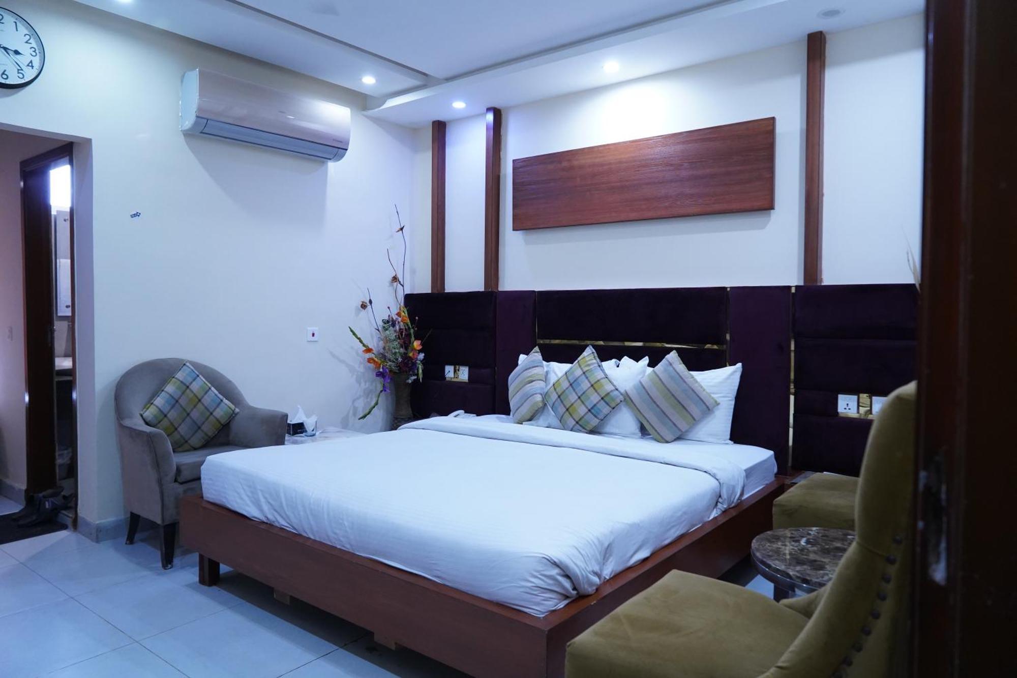 Hotel Avalon Suites Multan Ngoại thất bức ảnh